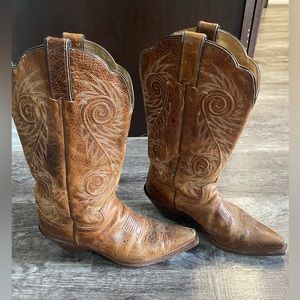 Justins cowgirl boots. Used.